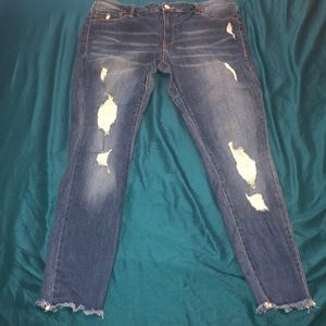 dark blue/distressed cropped jeans